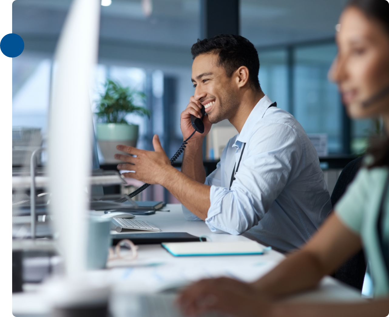 dedicated-account-manager-helping-client