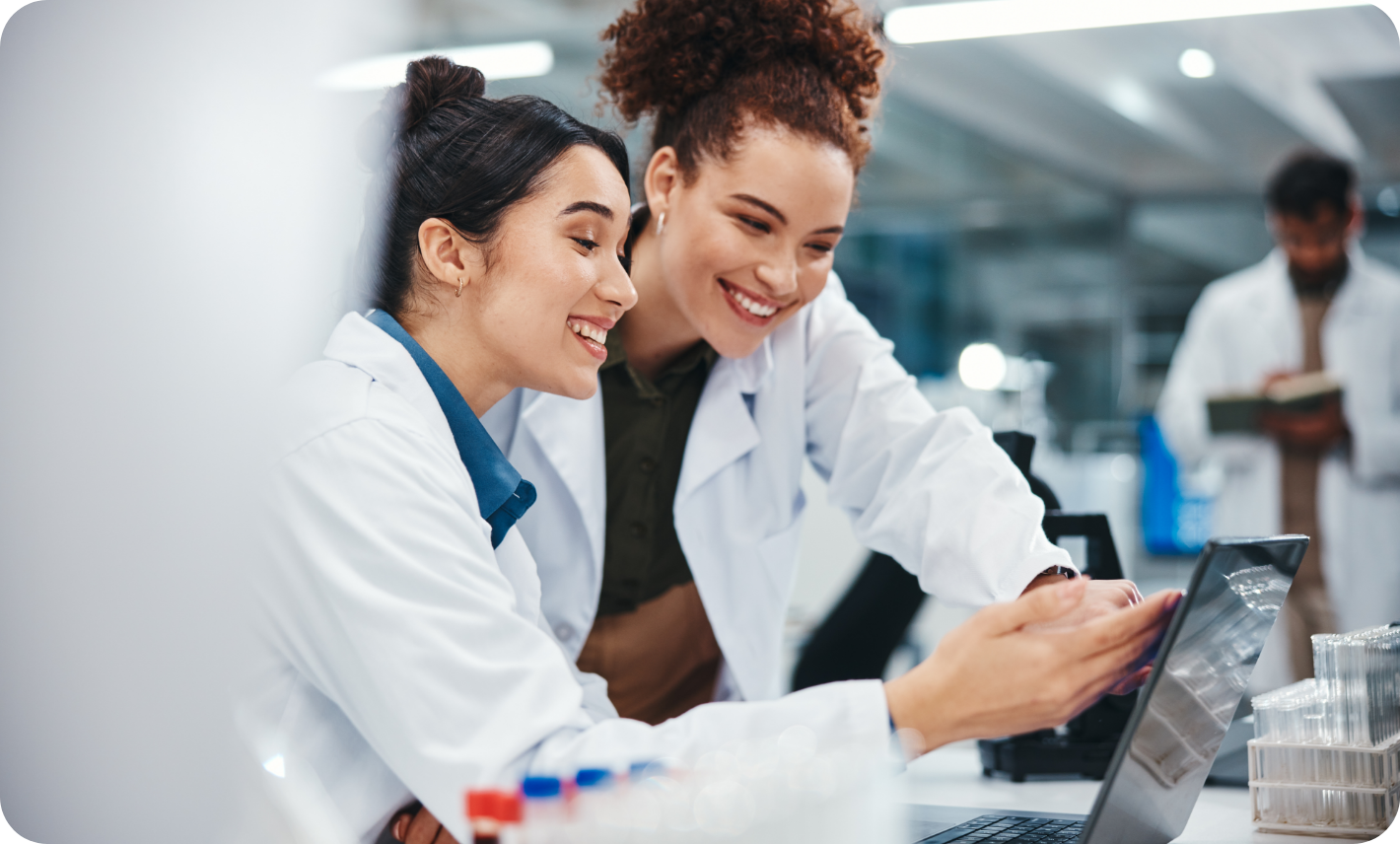pharmacy-workers-discussing-great-hcm-management-proliant-sm