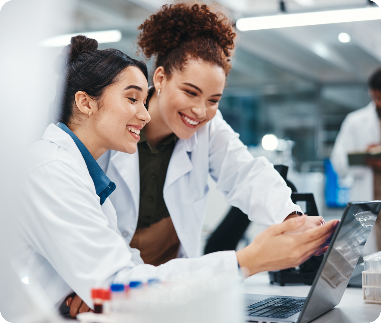 pharmacy-workers-discussing-great-hcm-management-proliant